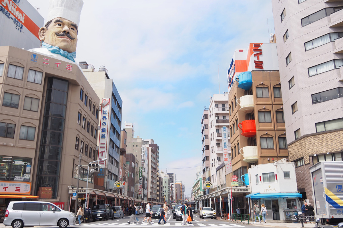 菊屋橋交差点から北を見ると、「ニイミ洋食器店」のジャンボコック像が目に入る。